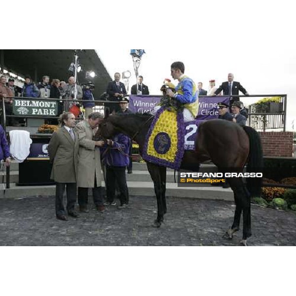 baron von Ullmann congratulates with Shirocco in gthe winner circle of Breeders\' Cup Turf. Close to him Andr Fabre with Christophe Soumillon looking the two New York, 29th october 2005 ph. Stefano Grasso