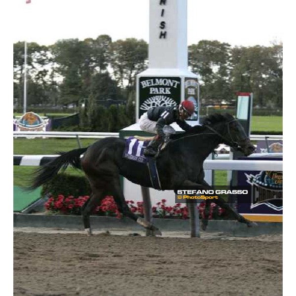 Cornelio Velasquez wins on Pleasant Home the Emirates Airlines Breeders\' Cup Distaff New York, 29th october 2005 ph. Stefano Grasso