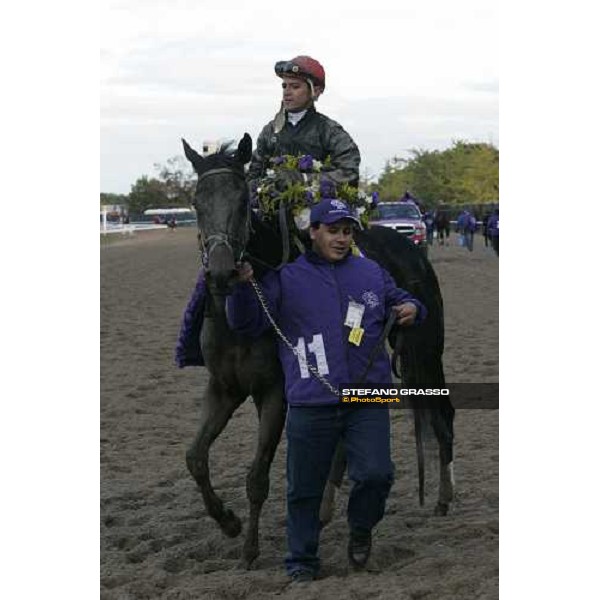 Cornelio Velasquez parading on Pleasant Home after winning the Emirates Airlines Breeders\' Cup Distaff New York, 29th october 2005 ph. Stefano Grasso
