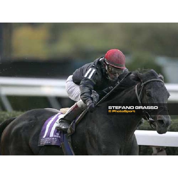 Cornelio Velasquez on Pleasant Home wins the Emirates Airlines Breeders\' Cup Distaff New York, 29th october 2005 ph. Stefano Grasso