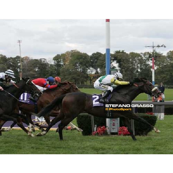 Garrett Gomez on Artie Schiller wins the Netjets Breeders\' Cup Mile New York, 29th october 2005 ph. Stefano Grasso