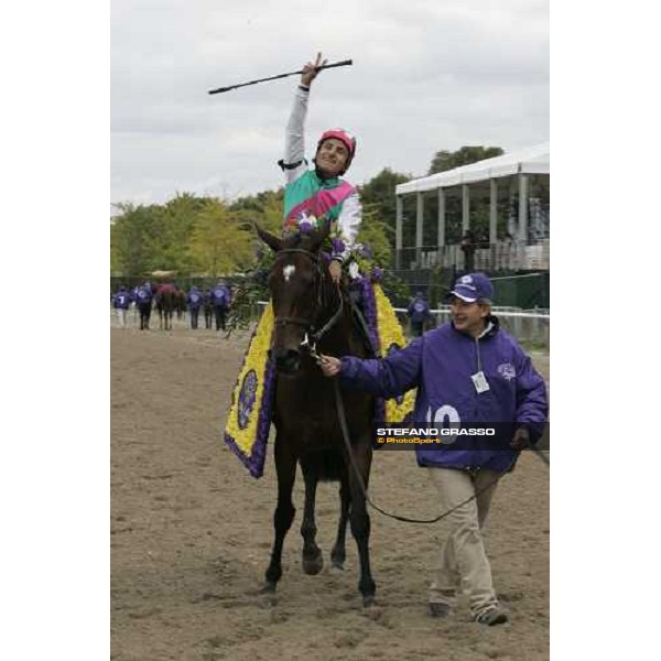 Rafael Bejarano on Intercontinental in triumph after winning the Emirates Airline Breeders\' Cup Filly \' Mare Turf New York, 29th october 2005 ph. Stefano Grasso