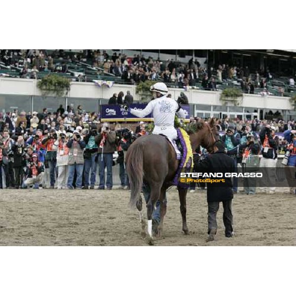 Garrett Gomez on Stevie Wonderboy parading in front of the photographers after winning the Bessemer Trust Breeders\' Cup Juvenile New York, 29th october 2005 ph. Stefano Grasso