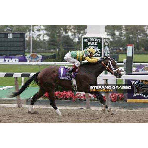 Edgar Prado on Folklore wins The Alberto VO5 Breeders\' Cup Juvenile Fillies New York, 29th october 2005 ph. Stefano Grasso