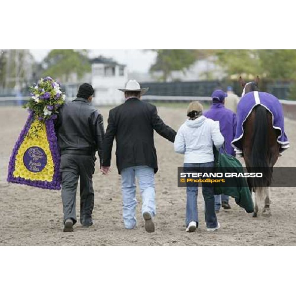 the winning connection of Folklore winner of The Alberto VO5 Breeders\' Cup Juvenile Fillies, come back to the stable New York, 29th october 2005 ph. Stefano Grasso