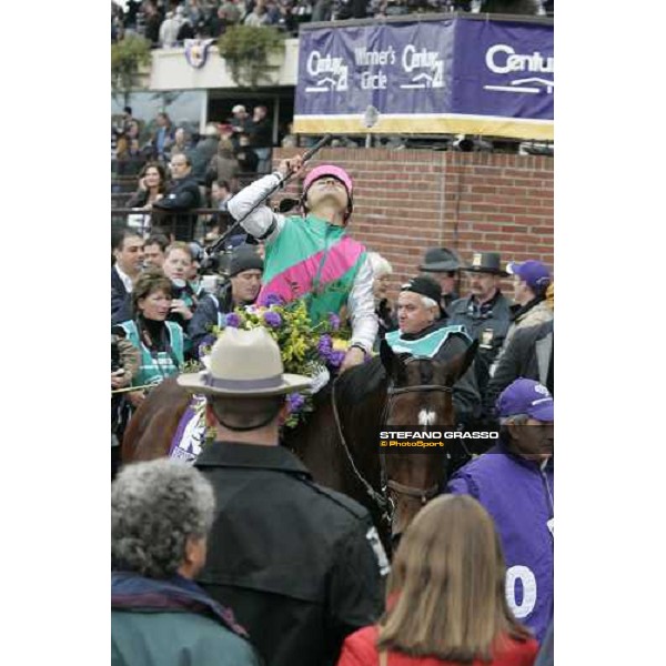 thanks God! Rafael Bejarano on Intercontinetal after the triumph in the Emirates Airline Breeders\' Cup Filly \' Mare Turf New York, 29th october 2005 ph. Stefano Grasso