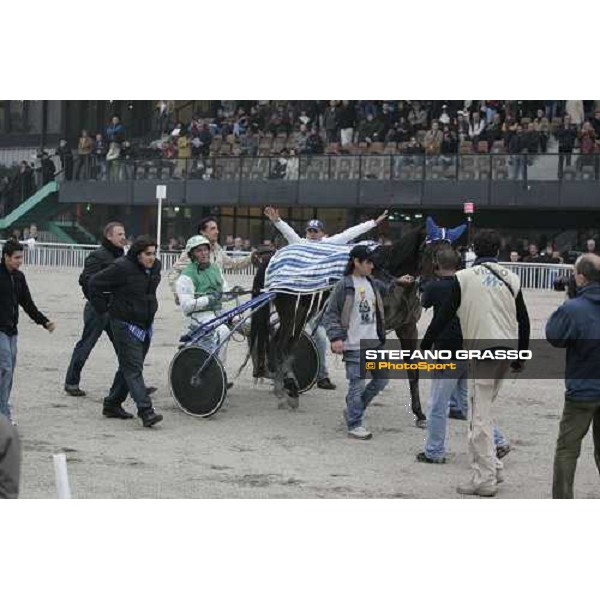 Peppino Maisto with all the Fairbank Gi connection after the victory in the 1st heat of Gran Premio Paolo e Orsino Orsi Mangelli Milan, 1st november 2005 ph. Stefano Grasso