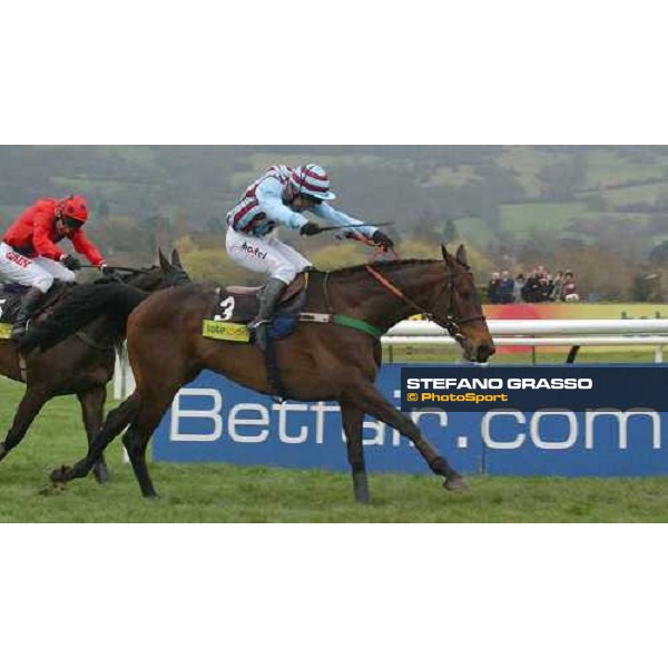 Jim Culloty on Best Mate towards the triumph in the Cheltenham Gold Cup Steeple Chase Cheltenham march 18 2004 ph.Stefano Grasso