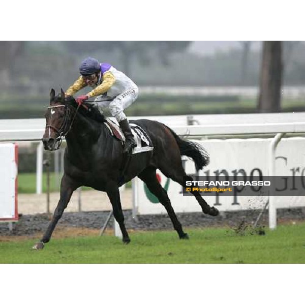 Willian Mongil on Soldier Hollow flyes alone towards the finish line of Premio Roma At The Races Rome, 6th november 2005 ph. Stefano Grasso