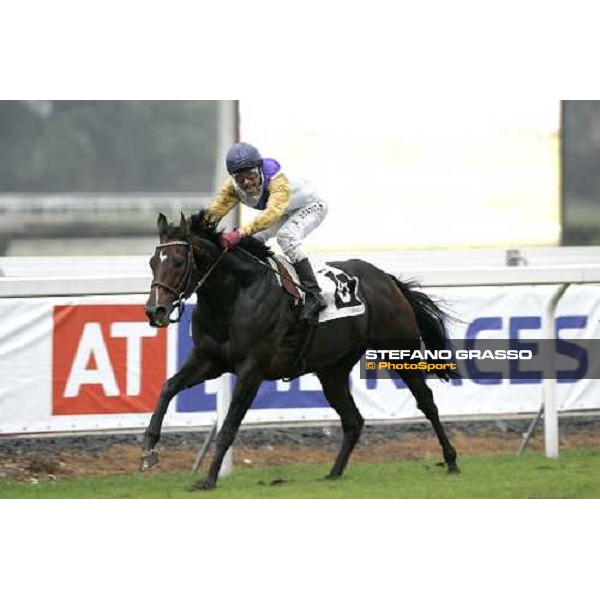 Willian Mongil on Soldier Hollow, alone towards the line of Premio Roma At The Races Rome, 6th november 2005 ph. Stefano Grasso