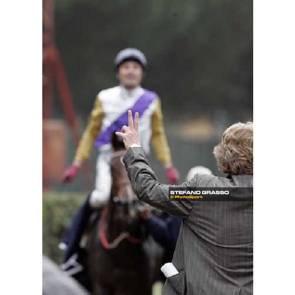 Baron Helmut von Finck congratulates with Willian Mongil on Soldier Hollow, winners of Premio Roma At The Races Rome, 6th november 2005 ph. Stefano Grasso