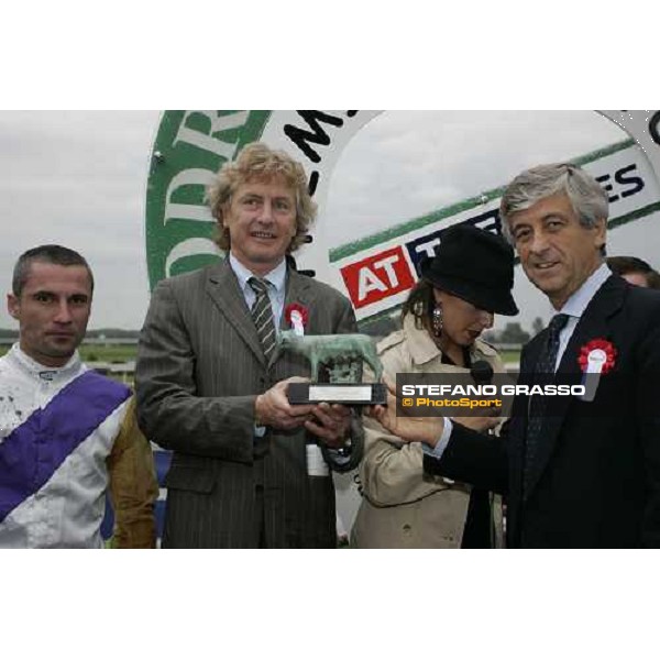 On. Gianni Rivera gives the trophy to Baron Helmut von Finck owner of Soldier Hollow, winner of Premio Roma At The Races Rome, 6th november 2005 ph. Stefano Grasso