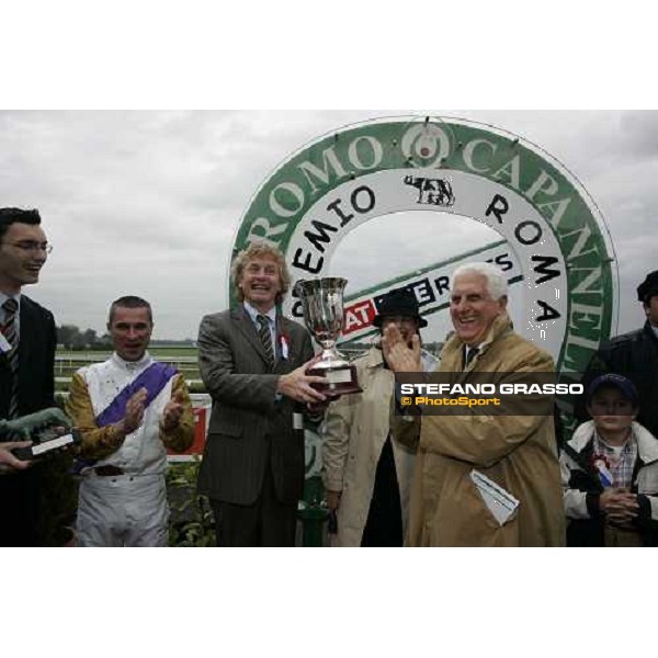 Enzo Mei, President of Capannelle racetrack gives the cup to Baron Helmut von Finck winner with Soldier Hollow, of Premio Roma At The Races Rome, 6th november 2005 ph. Stefano Grasso