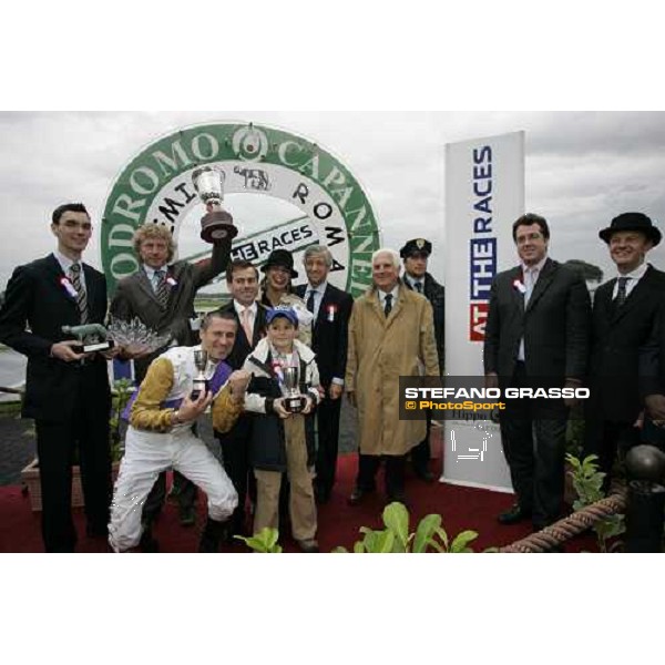 giving prize for Willian Mongil and Soldier Hollow\'s connection, winners of Premio Roma At The Races Rome, 6th november 2005 ph. Stefano Grasso