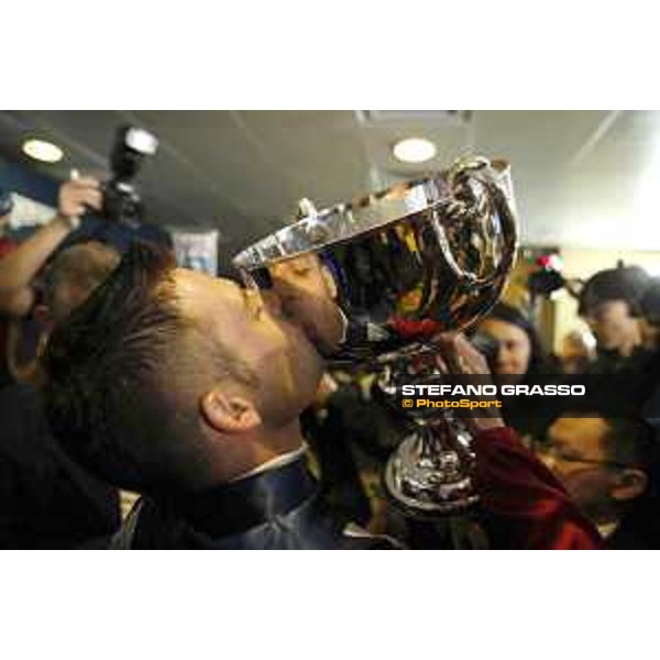 Longines Hong Kong International Jockeys Championship Gavin Lerena winner of the Longines Hong Kong International Jockeys Championship kisses the Cup Happy Valley racecourse,9th dec.2015 ph.Stefano Grasso/Longines