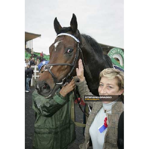 Franca Vittadini breeder of Distant Way, with the horse in the winner circle of Premio Ribot, won by Distant Way Rome, 6th november 2005 ph. Stefano Grasso