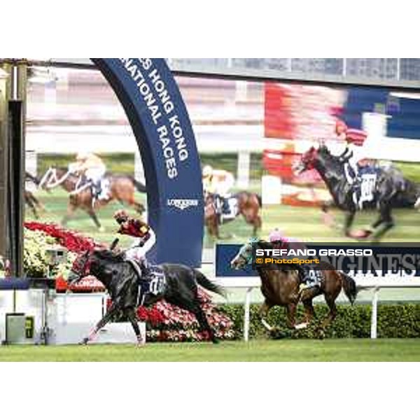 Yutaka Take on A Shin Hikari wins the Longines Hong Kong Cup Hong Kong,13th dec.2015 ph.Stefano Grasso/Longines