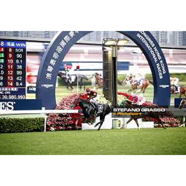 Yutaka Take on A Shin Hikari wins the Longines Hong Kong Cup Hong Kong,13th dec.2015 ph.Stefano Grasso/Longines