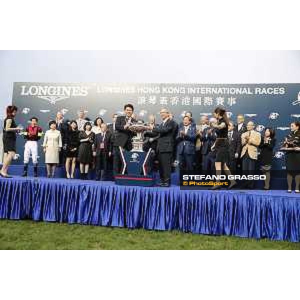 Yutaka Take on A Shin Hikari wins the Longines Hong Kong Cup Hong Kong,13th dec.2015 ph.Stefano Grasso/Longines