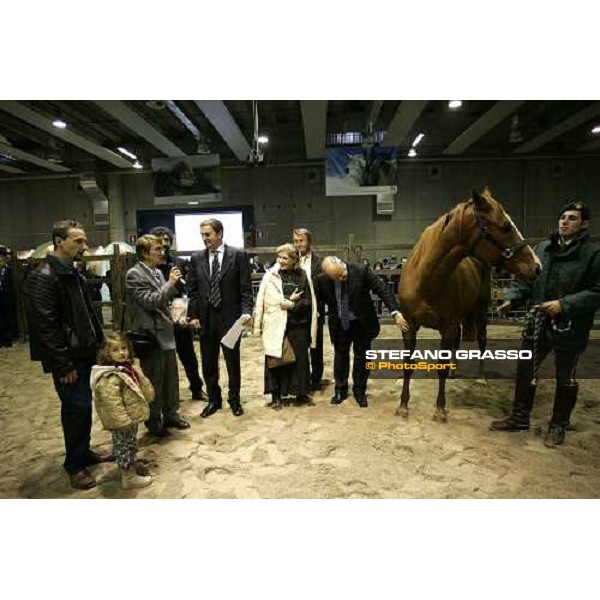 A.N.A.P., nella persona del Presidente Loreto Luciani, dona la fattrice purosangue Zlata al Centro Polifunzionale Don Calabria di Verona, che da diversi anni si occupa della riabilitazione funzionale e psico-motoria dei bambini. Verona - 107.a Fiera Cava