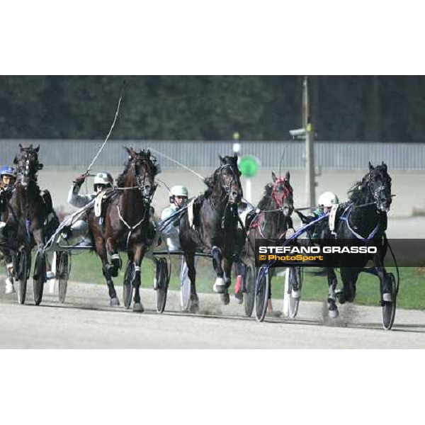 at last few meters to the line Enrico Bellei with Let\'s Go(1st from right) leads the group and wins Gran Premio delle Nazioni \'memorial Vittorio di Capua\' Milan, 13rd nov. 2005 ph. Stefano Grasso