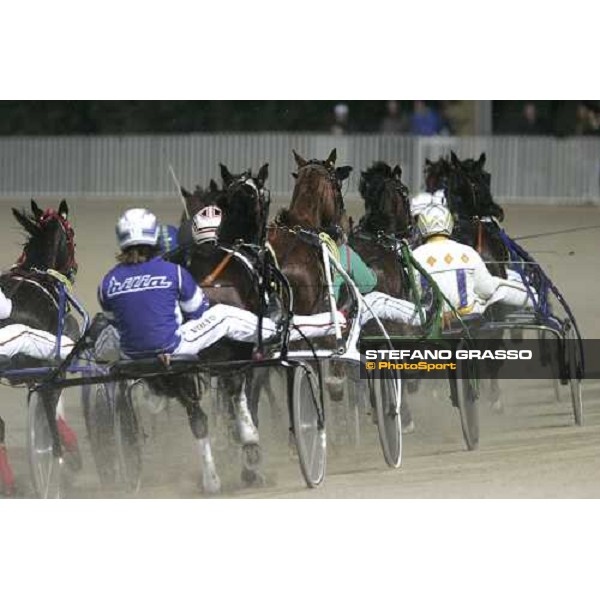the horses on the last bend of Gran Premio delle Nazioni \'memorial Vittorio di Capua\' Milan, 13rd nov. 2005 ph. Stefano Grasso