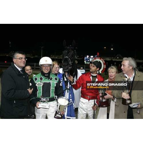 giving prize for Let\'s Go\'s connection, winner of Gran Premio delle Nazioni \'memorial Vittorio di Capua\' Milan, 13rd nov. 2005 ph. Stefano Grasso