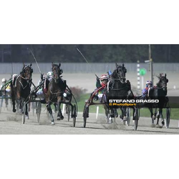 at last few meters to the line Andrea Guzzinati with Gilly Lb wins the Gran Criterium \'memorial Piero Biondi\' beating Mauro Biasuzzi with Giuseppe Bi Milan, 13rd nov. 2005 ph. Stefano Grasso