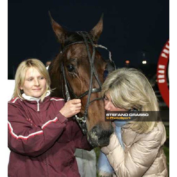 a kiss by Barbara Ferraris breeder of Gilly Lb, winner of the Gran Criterium \'memorial Piero Biondi\' Milan, 13rd nov. 2005 ph. Stefano Grasso