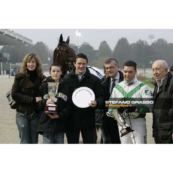giving prize for teh connection of Guendalina Bar winner of Gran Criterium Filly Milan, 13rd nov. 2005 ph. Stefano Grasso