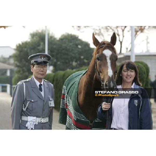 Eccentric poses with his groom and a guardian at the gate of the quarantine stables at Fuchu racetrack. Tokyo, 23rd november 2005 ph. Stefano Grasso
