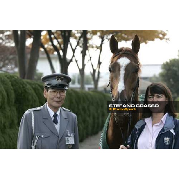Eccentric poses with his groom and a guardian at the gate of the quarantine stables at Fuchu racetrack. Tokyo, 23rd november 2005 ph. Stefano Grasso