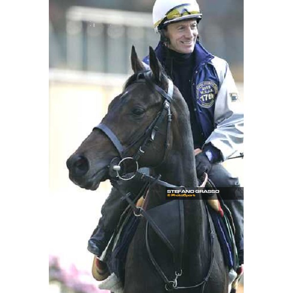 Kieren Fallon on Ouija Board in the parade ring of Fuchu race course tokyo, 24th november 2005 ph. Stefano Grasso