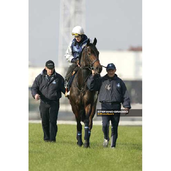 Kieren Fallon comes back on Ouija Board after morning track works at Fuchu race course Tokyo, 24th november 2005 ph. Stefano Grasso