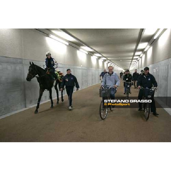 Kieren Fallon on Ouija Board and Ed Dunlop with assistant trainer walk under the tunnel at Fuchu race course Tokyo, 24th november 2005 ph. Stefano Grasso