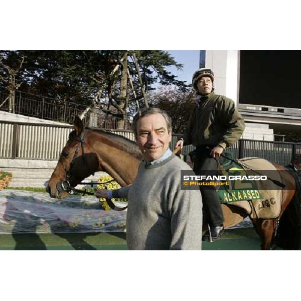 Luca Cumani with Alkaased walking in the parade ring of Fuchu race course Tokyo, 24th november 2005 ph. Stefano Grasso