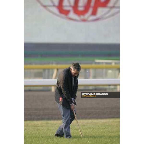 Luca Cumani testing the grass at Fuchu race course Tokyo, 24th november 2005 ph. Stefano Grasso