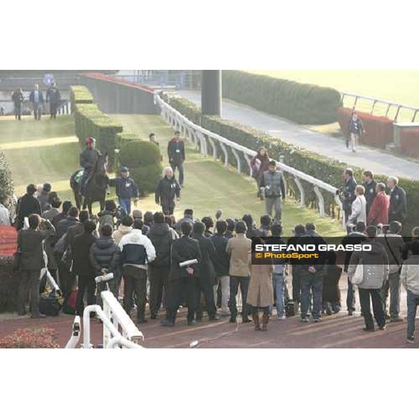 Thierry Gillet on Bago enters in the track for morning works at Fuchu race course, surrounded by the japanese press tokyo, 24th november 2005 ph. Stefano Grasso