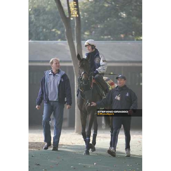 Ed Dunlop speaking with Kieren Fallon on Ouija Board in the parade ring of Fuchu race course tokyo, 24th november 2005 ph. Stefano Grasso