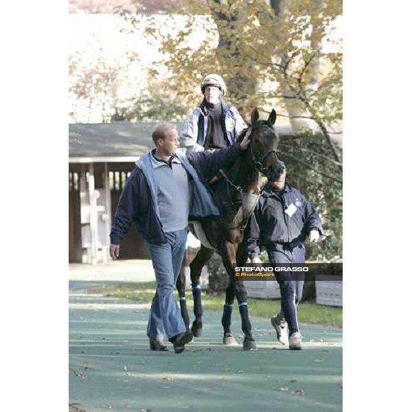 Kieren Fallon on Ouija Board and Ed Dunlop in the paddock of Fuchu race course tokyo, 24th november 2005 ph. Stefano Grasso