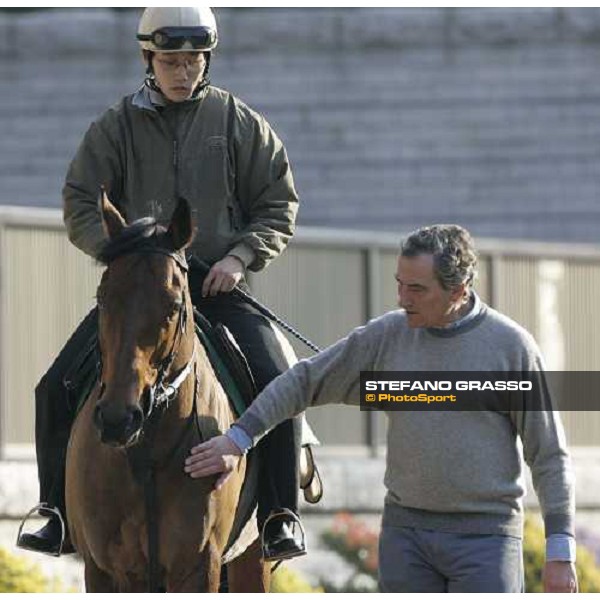 Luca Cumani with Alkaased in the parade ring of Fuchu race course tokyo, 24th november 2005 ph. Stefano Grasso