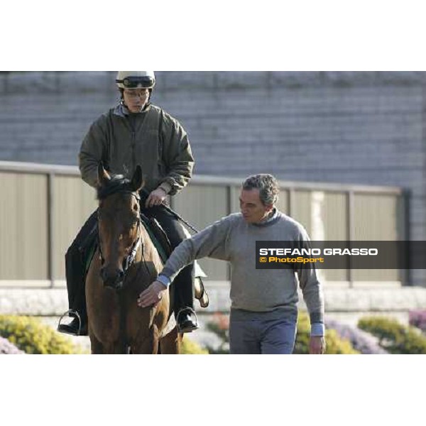 Luca Cumani with Alkaased in the parade ring of Fuchu race course tokyo, 24th november 2005 ph. Stefano Grasso