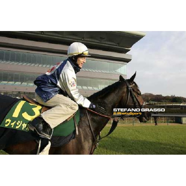 Kieren Fallon on Oujia Board after morning track works at Fuchu race course Tokyo, 25th november 2005 ph. Stefano Grasso