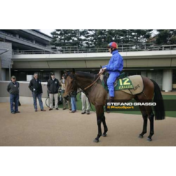 Frankie Dettori on Alkaased, Luca Cumani and Lord Derby in the parade ring of Fuchu race course Tokyo, 25th november 2005 ph. Stefano Grasso