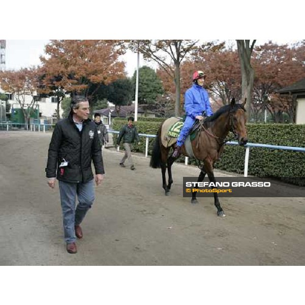 Luca Cumani with Frankie Dettori on Alkaased come back to the quarantine stables after morning track works at Fuchu race course Tokyo, 25th november 2005 ph. Stefano Grasso