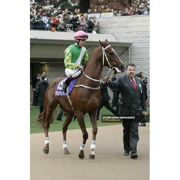 Darryl Holland on Eccentric with the trainer Andrew Reid in the paddock of the Japan Cup Dirt at Fuchu race course Tokyo, 26th november 2005 ph. Stefano Grasso