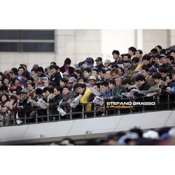 racegoers at Fuchu race course for the Japan Cup Dirt Tokyo, 26th november 2005 ph. Stefano Grasso