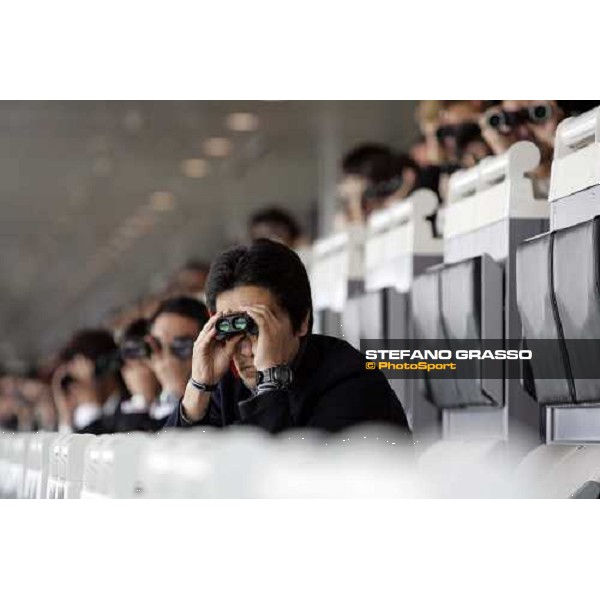 racegoers at Fuchu race course Tokyo, 26th november 2005 ph. Stefano Grasso