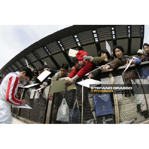 Yoshitomi Shibata signs autographs to his fans after the victory with F Seiko, at Fuchu race course Tokyo, 26th november 2005 ph. Stefano Grasso