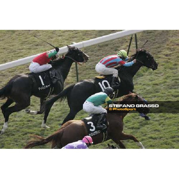 racing at Fuchu race course Tokyo, 26th november 2005 ph. Stefano Grasso